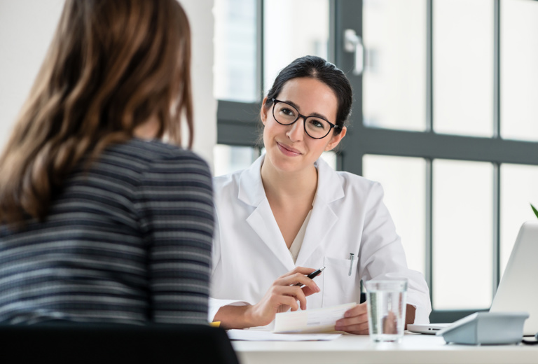 Gesprächssituation zwischen einer Patientin und einer Medizinerin