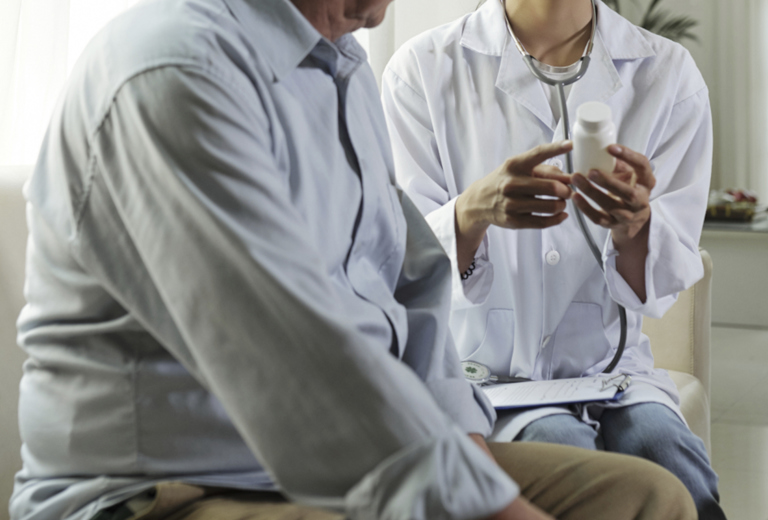 Gesprächssituation zwischen einem Patienten und einer Medizinerin