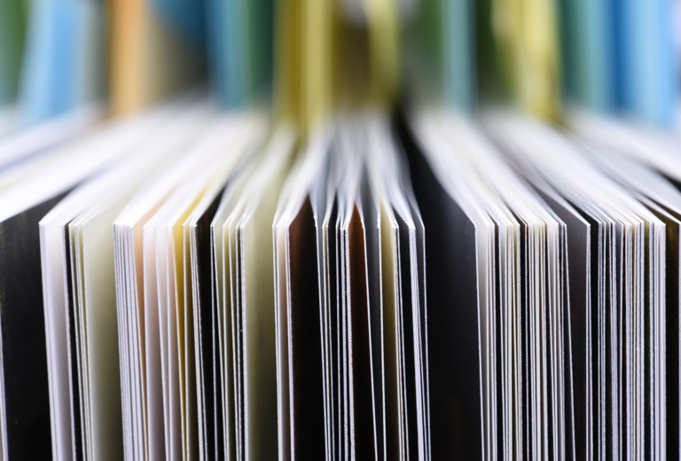 Ausschnittbild stehender Flyer mit Draufsicht auf Schnittkanten