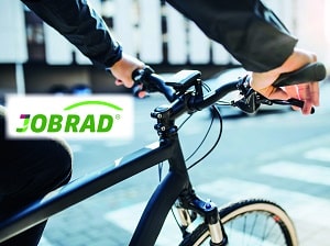 Bildausschnitt von Person im Anzug auf Fahrrad